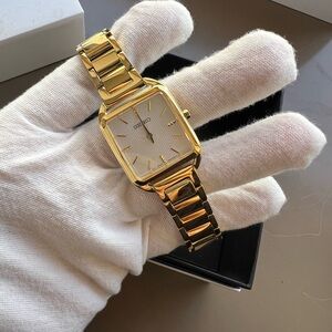 Seiko Essentials Quartz Gold Tone Ladies Watch #SWR078